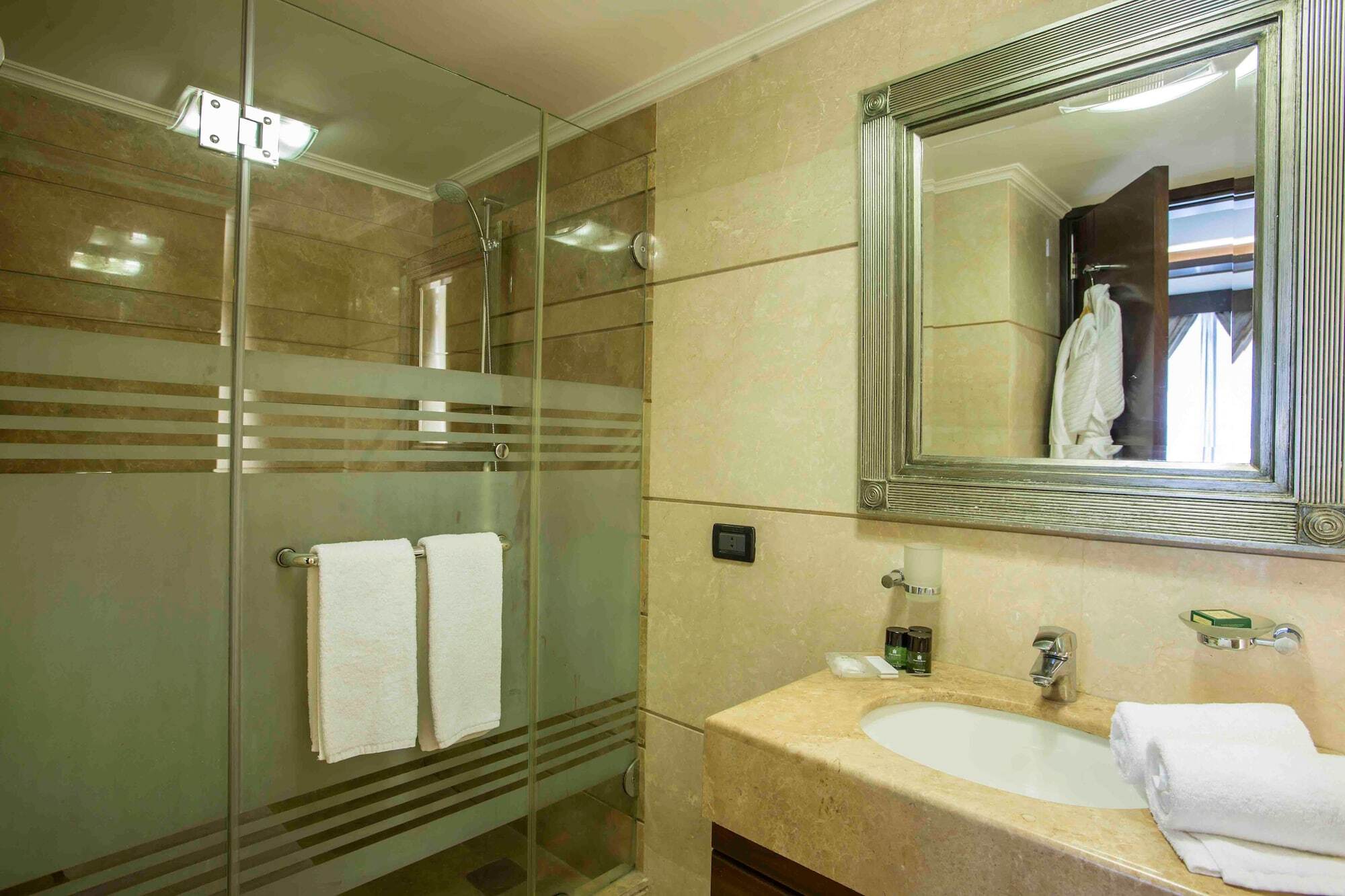 Imperial Suites Hotel ベイルート エクステリア 写真